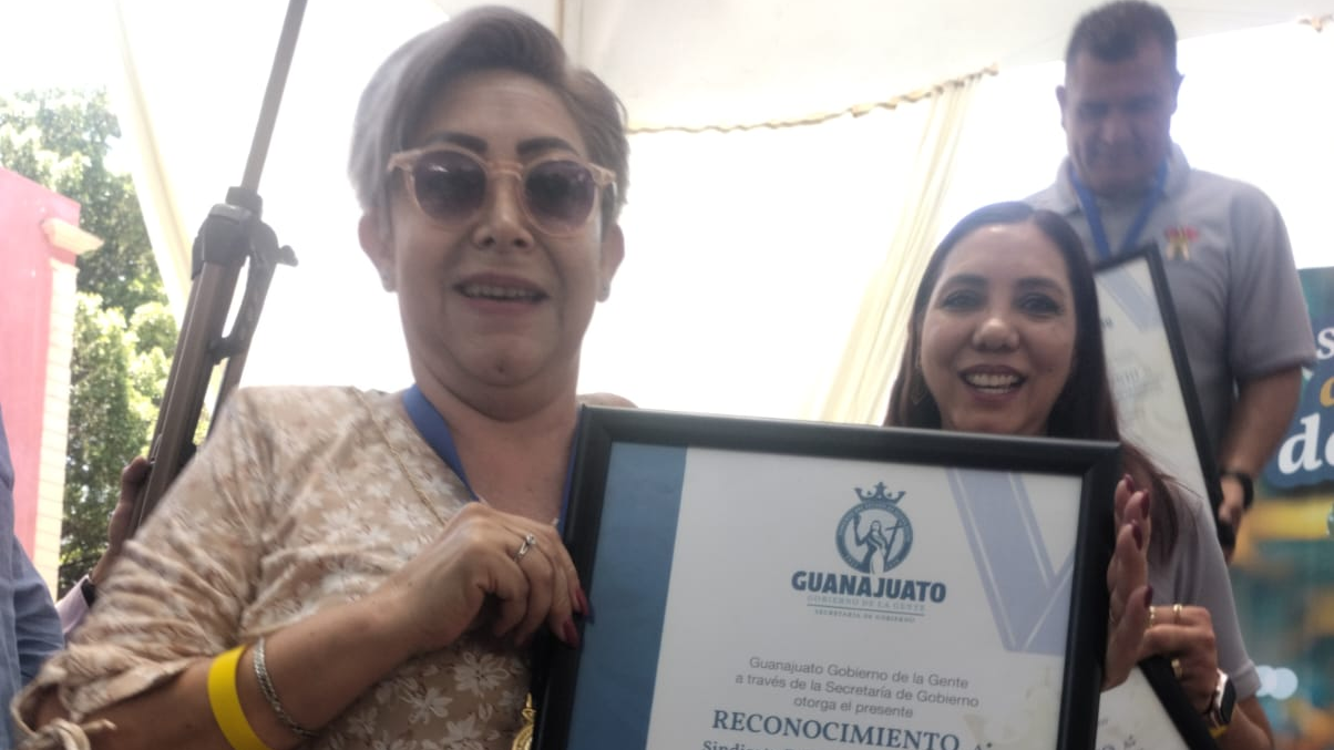 GOBERNADORA LIBIA ENTREGÓ GALARDÓN AL MÉRITO LABORAL